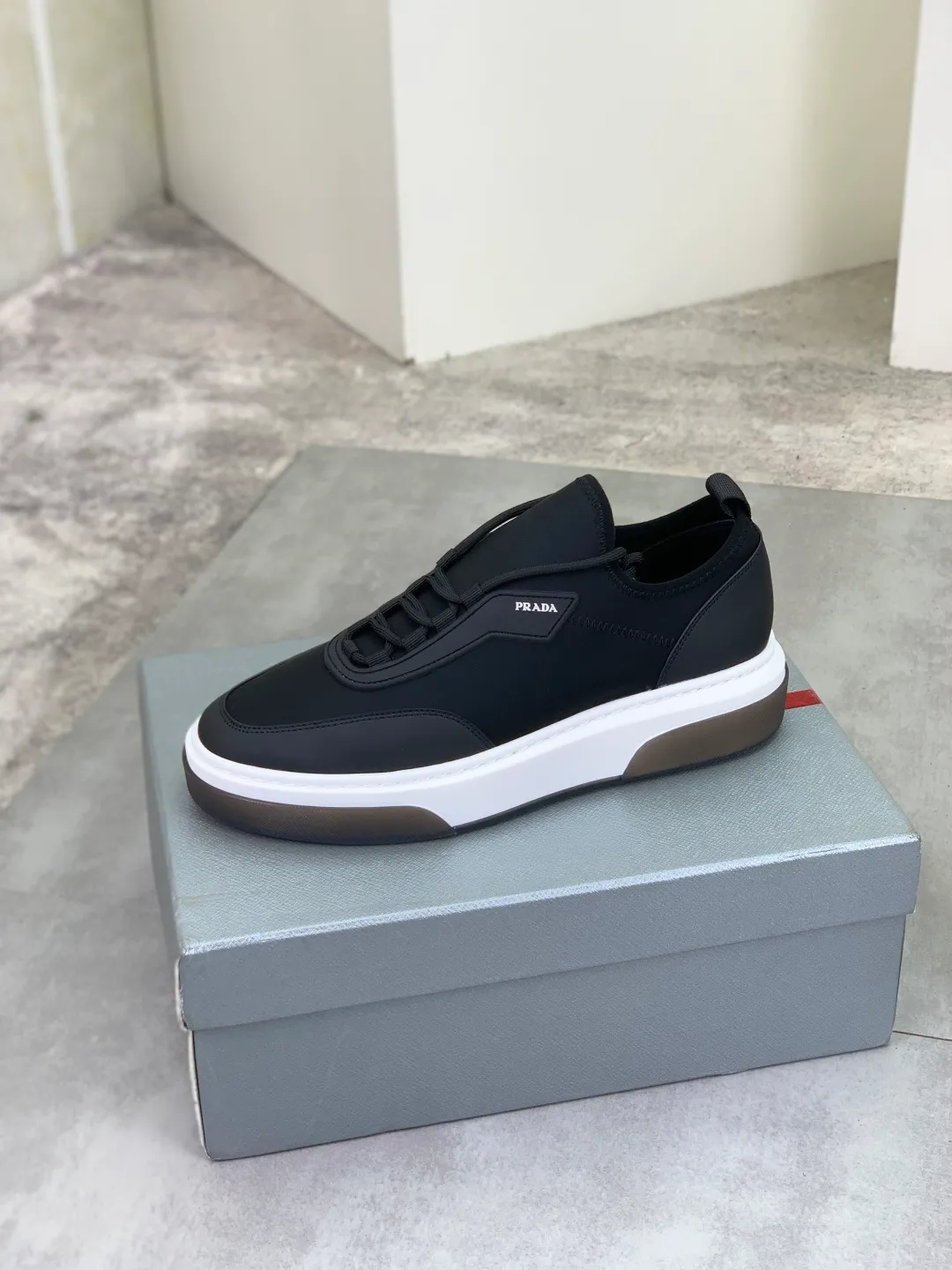 Men's shoes 💰P560💰[New style] popular models are on the official website, 🆘 Trendy brand (Prada) mainly promotes popular models, avant-garde and versatile fashion men's shoes private version mold opening, cowhide surface splicing 1:1.. Fashionable and simple, original imported cowhide lining cowhide feet; the atmosphere and personality are more fashionable, eye-catching and pursuing class. It will subvert the old idea and be a must-have for fashionistas with you! Must keep it for yourself! Tall and comfortable, large and low, high-end quality workmanship. Size: 38-44 3️⃣colors available.